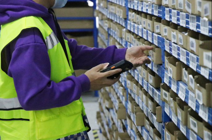 SFC warehouse staff checking ecommerce inventory before international shipping from China