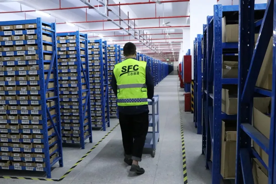 Dropshipping parcels moving through a fulfillment center